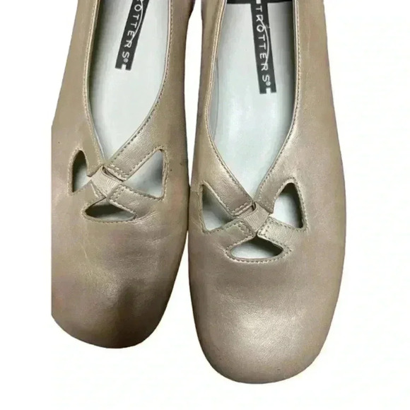 Trotters Women's Maggie Gold Leather Slip-on Comfort‎ Loafer - Picture 2 of 8